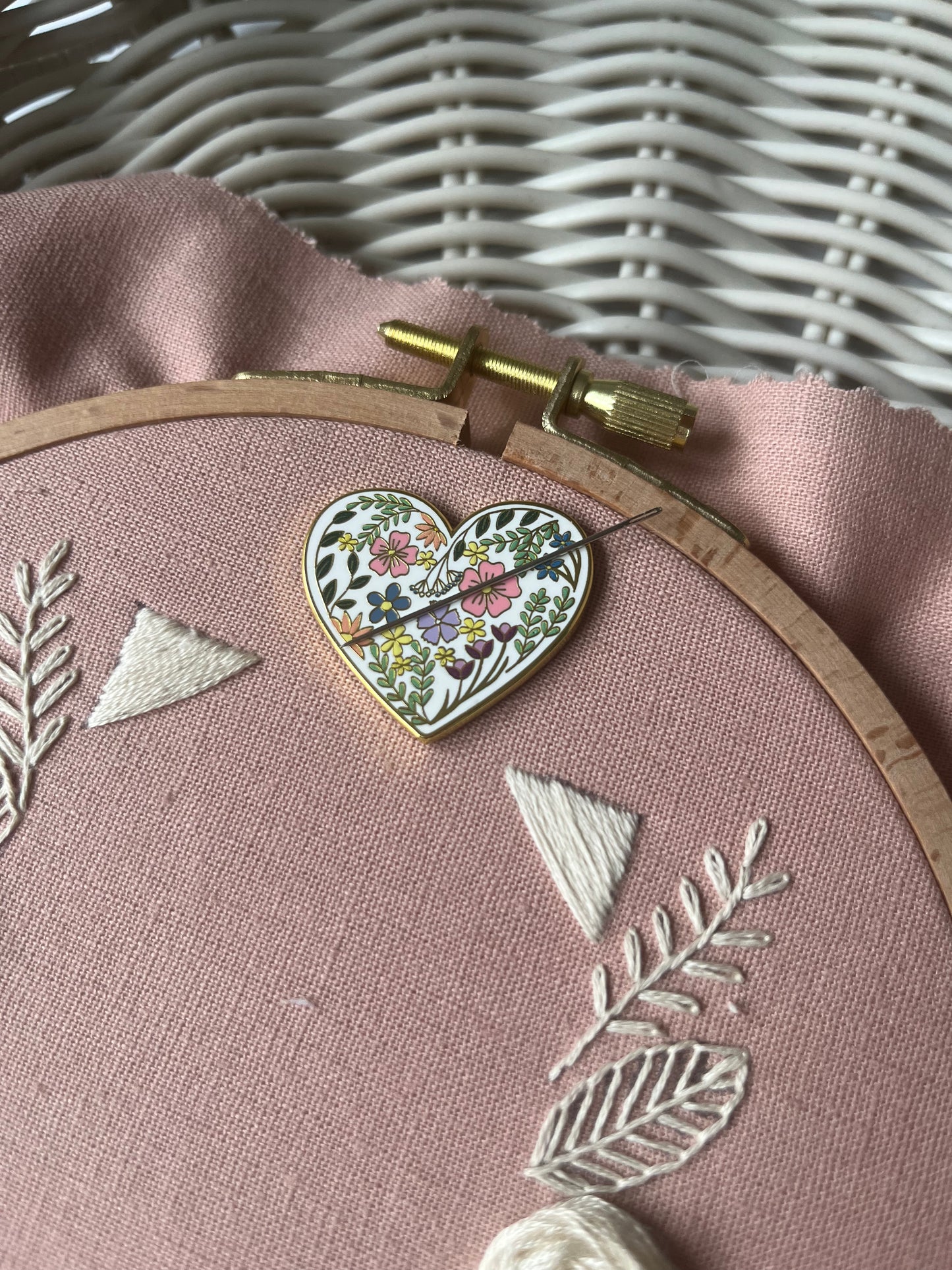 Needle Minder Heart | Gold Enamel Magnetic Needle Minder