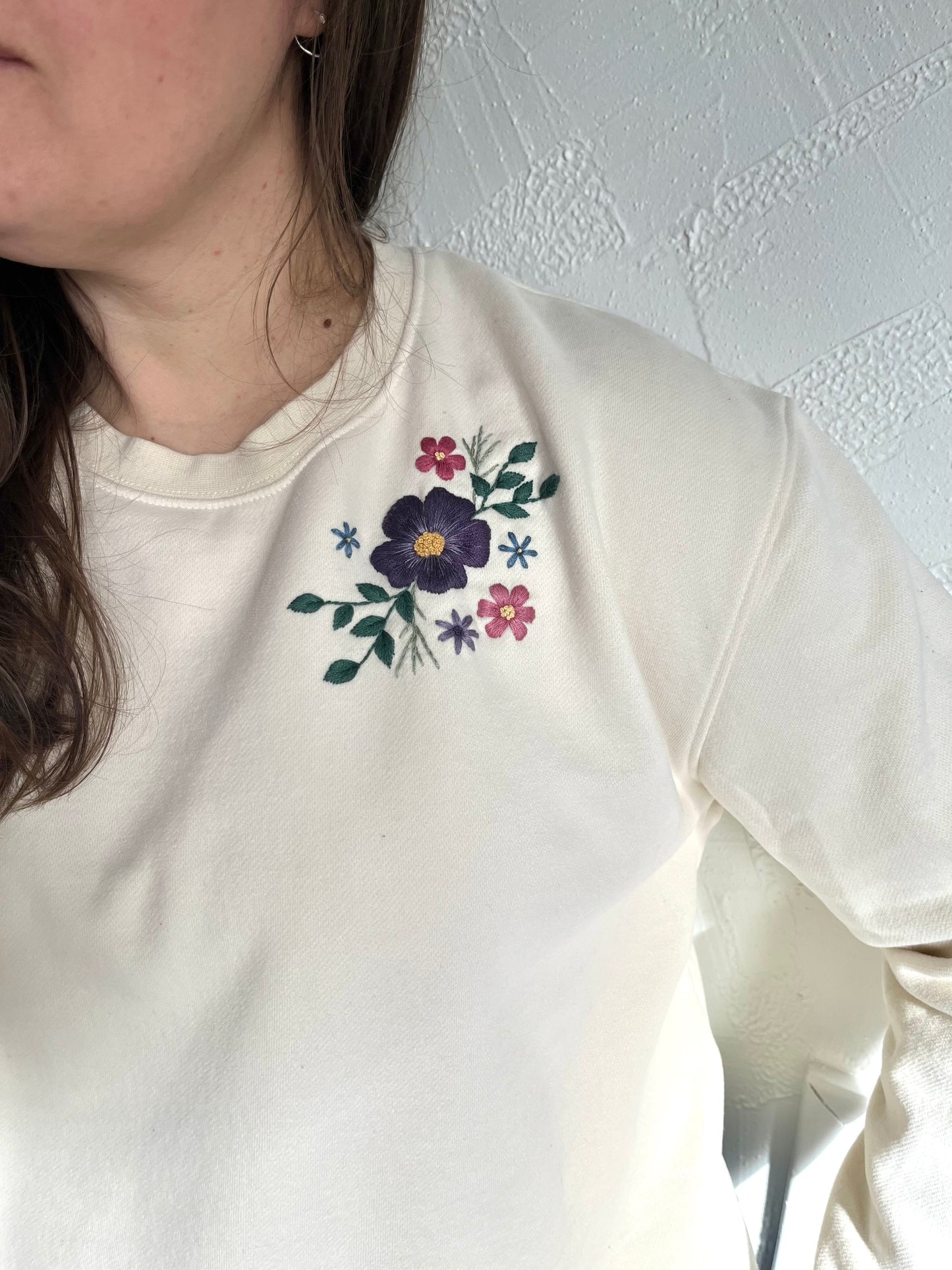 Embroidered Sweatshirt | L | Cream Embroidered Crewneck